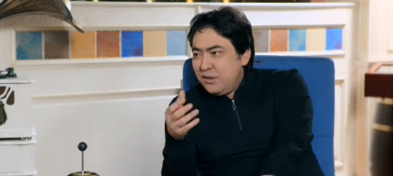 «Қанмен беріле ме деп қалдым»: Мейрамбек Беспаев ұлының шәйға құмар екенін айтып күлдірді  