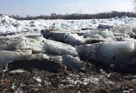 Батыс Қазақстанда мұз астына түсіп кеткен көліктен жүргізуші дер кезінде шығып үлгерді