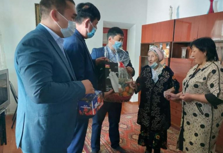 ТҮРКІСТАН: Төлебилік депутаттар қарттарға құрмет көрсетті