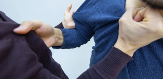 Қостанайда бір топ адам полиция қызметкерін аяусыз соққыға жықты