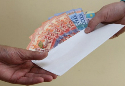 ШЫМКЕНТ: Мемлекеттік қызметші базар аумағына кіргізген әрбір ет өнімі үшін заңсыз ақшалай сыйақы алып отырған