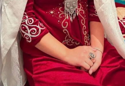 ​«Оят, шақыр жас келінді!»: келіншек өзінің ұйықтап қалғаны үшін ұрыс естігенін айтты