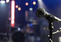 "Мынаны айт, мынаны айтпа деу дұрыс емес”: Қазақстандық әншілер әннің сөзін тексеретін жаңа ережеге шағымданды