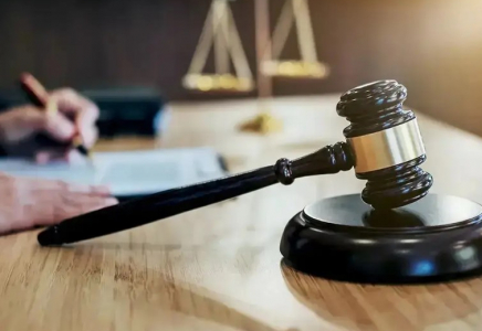 Қарағанды соты мемлекет есебінен білім алған жас келіншектен 1 млн теңгеге жуық ақша өндіріп алды