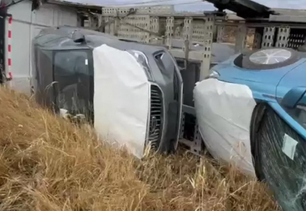 Ақмола облысында жаңа көліктер тиелген автотасмалдаушы аударылып қалған