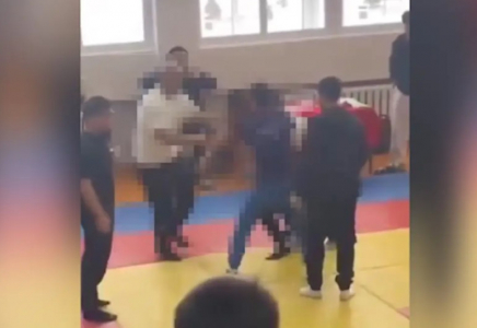 Степногорскіде екі бапкер балалардың көзінше жаға жыртысты (ВИДЕО)