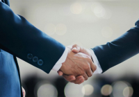 Екі ер адамның қол ұстасуы Қазақстанда заңға қайшы ма – депутат жауап берді