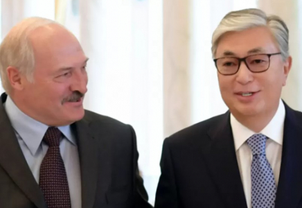 Александр Лукашенко Қазақстан Президентін Беларусь шенеуніктеріне үлгі етті