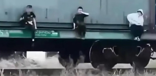 Алматыда балалардың пойыздағы қауіпті ойыны: полиция ата-аналарды жауапқа тартты