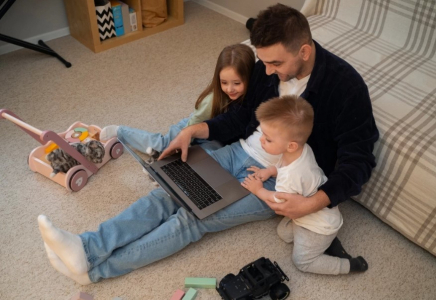 Елімізде жұмыс берушілерге жалғызбасты ана мен әкені жұмыстан шығаруға тыйым салынбақ
