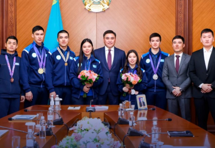 ШЫМКЕНТ: Қала әкімі тарихи жеңіске жеткен спортшыларға құрмет көрсетті