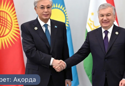 Қасым-Жомарт Тоқаевты Ташкенттегі Конгресс орталықта Шавкат Мирзиёев қарсы алды