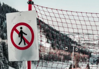 Шымбұлақта ресейлік сноубордшы жолдан шығып, жыраға құлап кетті – құтқару сәті видеоға түсті