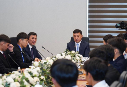 Түркістанда дарынды оқушылармен еркін форматта кездесу өтті