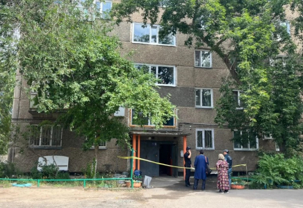 ​Павлодарда әйел екі баласын терезеден лақтырып, өзі де секіріп кеткен