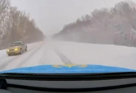 ШҚО-да Toyota Alphard қарсы бағытқа шығып кетіп, патруль көлігімен соқтығыса жаздады (ВИДЕО)