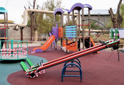 ТҮРКІСТАН: Кентауда тұрғын үйлердің аулаларына ойын алаңшалары орнатылып жатыр