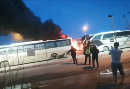 Теңіз кен орнында бес жолаушылар автобусы өртенді