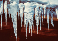 Астанада ер адамның үстіне шатырдан қалың қар құлады