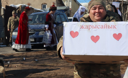 ​Шымкентте әскери қызметшілер мұқтаж отбасыларға көмек көрсетті