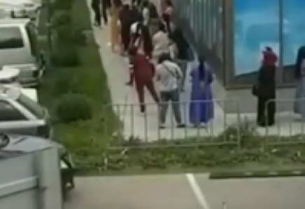 Алматыда жұмысқа кіріскен сауда үйі алдында ұзын-сонар кезек пайда болды