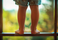 Жедел жәрдем жеткенімен кеш болды: Астанада бала терезеден құлап кетті 