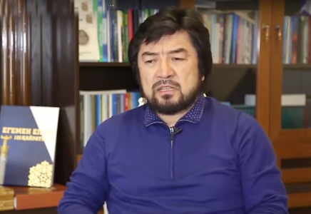 ​«Анамды өлтірмедім, оны тігінен көмген жоқпын, қару сатпадым!»: Бекболат Тілеухан Құран ұстап ант етті