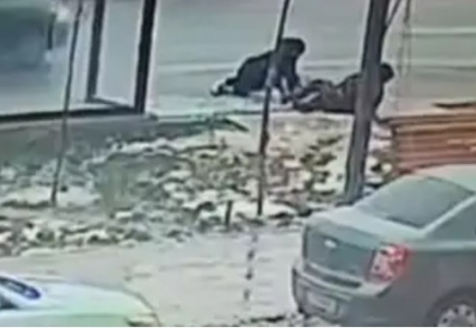 Елордада автобус аялдамасының әйнегі құлап, 2 адам жарақат алды