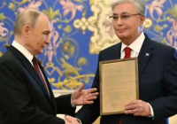 Путин Тоқаевқа әкесі Кемел Тоқаевты марапаттау қағазын ұсынды
