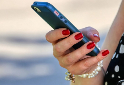 Күйеуінің WhatsApp хабарламаларын оқымақ болған әйел алаяқтардың құрбаны болды