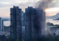 «Жүз адам із-түзсіз кетті, 44 адам қаза тапты»: Гонконгтағы биік үйдің алапат өртіне күдікті ретінде 3 адам ұсталды
