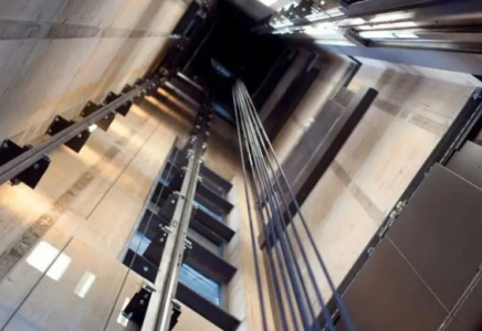 Алматыда әйел адам лифт шахтасына құлап кетті