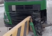 Жүргізуші рөлде ұйықтап кетіп, тасжолдағы қоршауға соғылған