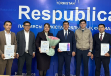 ​ТҮРКІСТАН: «Respublica» партиясының өкілдері ұлағатты ұстаздарға құрмет көрсетті