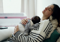 "Қызыма көмек керек екенін сезбеппін": сәбилі болған қызын түсіне алмаған әйел өкінішін айтты