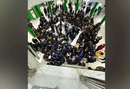 Атырау мен Ақтауда «әдемі нөмірге» таласқандар таңғы бестен бері кезекте тұр (ВИДЕО)