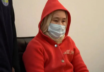 Атыраудағы қанды іс: Күдіктінің әйелі Ақбаян Мұқанғалиева Алматыға жеткізілді