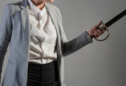 Ақтөбеде алпыс жастағы әйел өзіне тиіскен ер адамды қылыштап өлтіріп алды