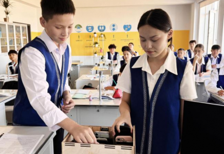 Түркістандық оқушылар сабақта ұялы телефон қолданудан бас тартты