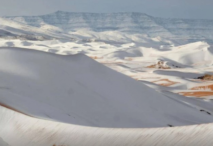 ​Сахарада қар жауды: Әлемдегі ең ыстық шөл әп-сәтте аппақ қарға оранды 