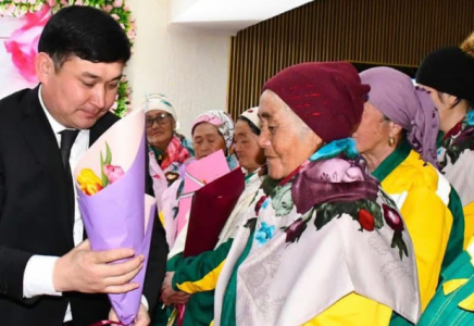 ​ТҮРКІСТАН: ОРДАБАСЫДА ЖҰМЫСШЫ МАМАНДЫҒЫ БОЙЫНША ЕҢБЕК ЕТІП ЖҮРГЕН ҚЫЗ-КЕЛІНШЕКТЕРГЕ ҚҰРМЕТ КӨРСЕТІЛДІ