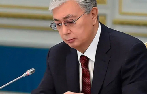 Тоқаев Қорғаныс министрлігіндегі үш жоғары лауазымды тұлғаны қызметінен босатты