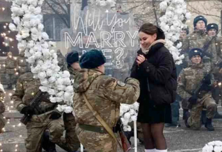 Шымкентте сарбаз ант қабылдау рәсімінде сүйіктісіне үйленуге ұсыныс жасады