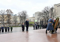 Мемлекет басшысы "Белгісіз жауынгер бейіті" ескерткіш мемориалына гүл шоғын қойды