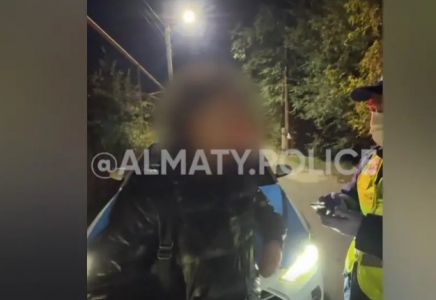 Алматы тұрғыны көршісінің терезесінен ауыр қылмысты көрген – үйден ер адамның мәйіті табылды
