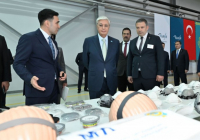 Президент респиратор мен газтұтқы шығаратын зауытқа барды