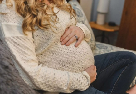 Семейдегі емханада ер адам жүкті әйелдің телефонын тартып алған