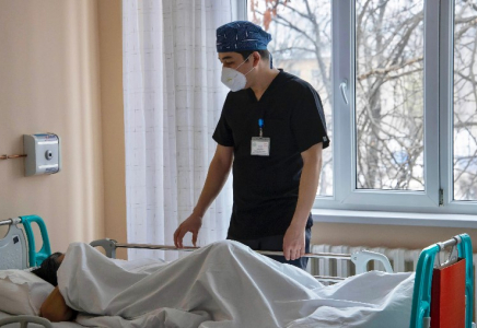 Атыраудағы мектептегі шабуыл: дәрігерлер қыздың жағдайы туралы мәлімет берді