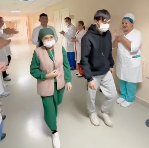 Түркістандық азамат анасына бауырын бөліп берді