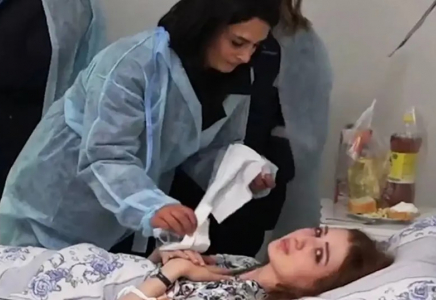 Ақтаудағы ұшақ апаты: тірі қалған бортсерік бір жылдан кейін жұмысына қайта оралды (ВИДЕО)